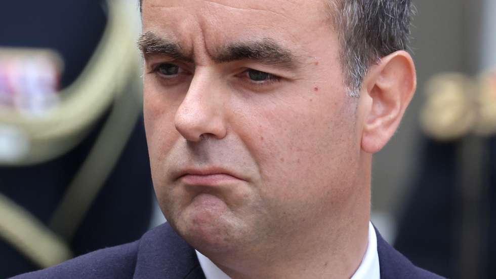 epa12367110 France's newly appointed Prime Minister and former Minister of Armed Forces Sebastien Lecornu reacts as he speaks at the end of the handover ceremony at the Hotel Matignon in Paris, France, 10 September 2025. The Elysee Palace announced on 09 September that Sebastien Lecornu has been named the country's new prime minister. Lecornu succeeds Francois Bayrou, who was ousted on 08 September after losing a confidence vote in parliament.  EPA/LUDOVIC MARIN / POOL  MAXPPP OUT