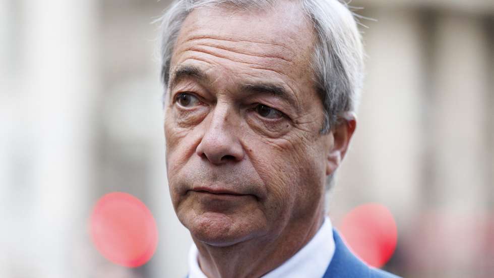 epa12403758 Reform UK leader Nigel Farage speaks to the media outside the Bank of England, before his meeting with Governor of the Bank of England (BoE) Andrew Bailey, in London, Britain, 25 September 2025.  EPA/TOLGA AKMEN
