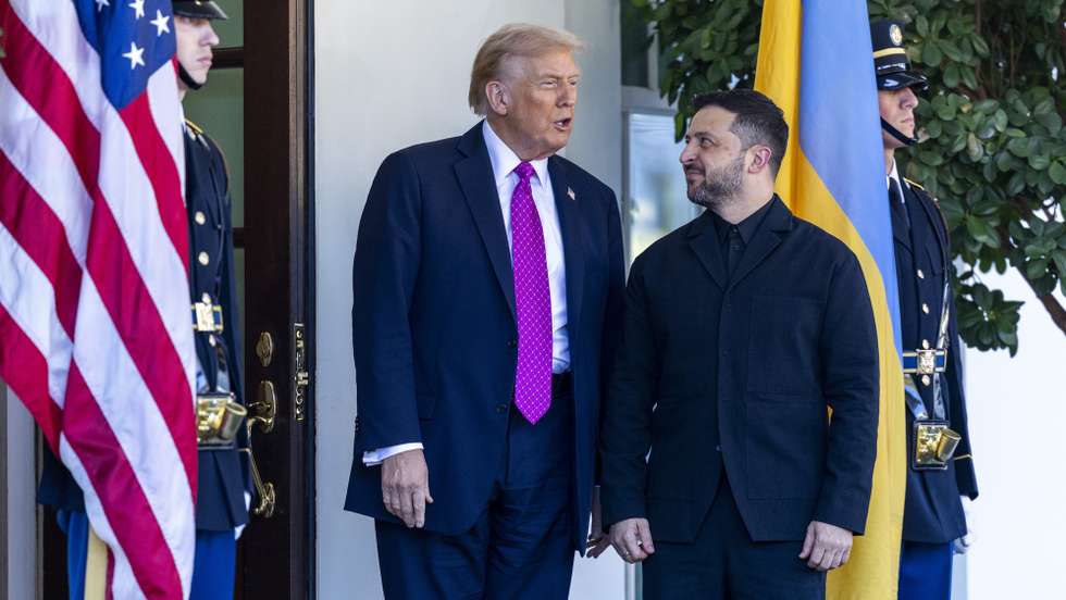 epaselect epa12460753 US President Donald Trump (L) greets Ukrainian President Volodymyr Zelensky as he arrives at the West Wing of the White House in Washington, DC, USA, 17 October 2025. The leaders are scheduled for a working lunch in the Cabinet Room, where President Zelensky is expected to request long-range missiles as part of an arms package.  EPA/SHAWN THEW