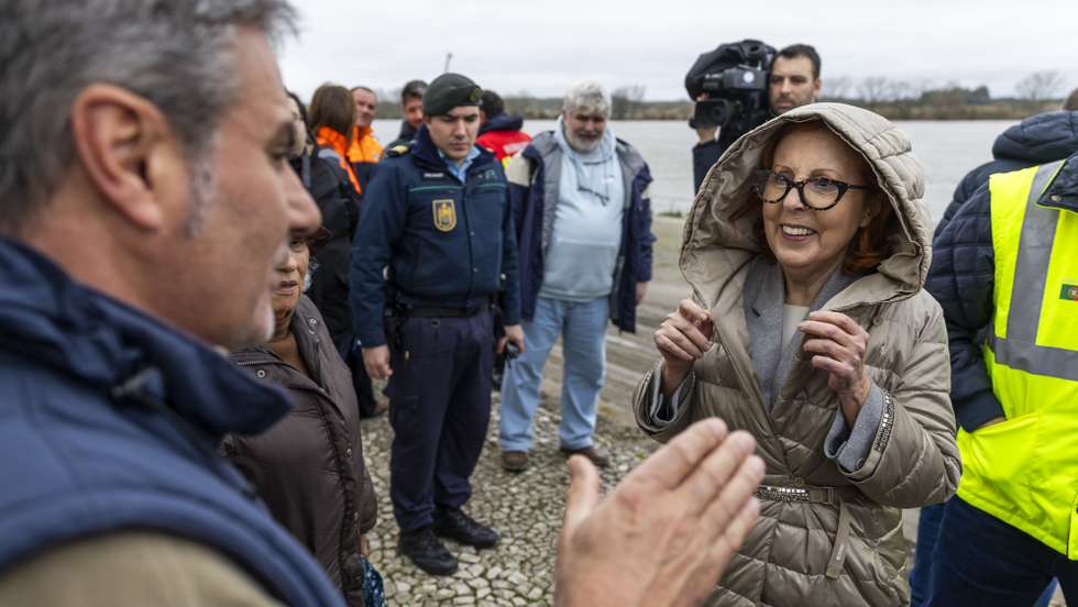 A ministra do Ambiente e Energia, Maria da Graça Carvalho (D), conversa com um popular, durante a visita para acompanhar a situação do Rio Tejo e os impactos das cheias no concelho, no Cartaxo, 10 de fevereiro de 2026. Quinze pessoas morreram em Portugal desde 28 de janeiro na sequência da passagem das depressões Kristin, Leonardo e Marta, que provocaram também muitas centenas de feridos e desalojados. JOSÉ SENA GOULÃO/LUSA