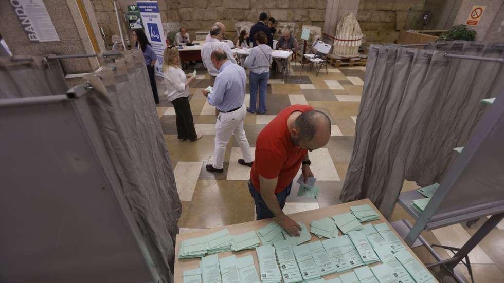 epa12967374 People vote at a polling station in Cordoba, Andalusia, Spain on 17 May 2026. More than 6.8 million people are eligible to vote in the regional elections.  EPA/SALAS