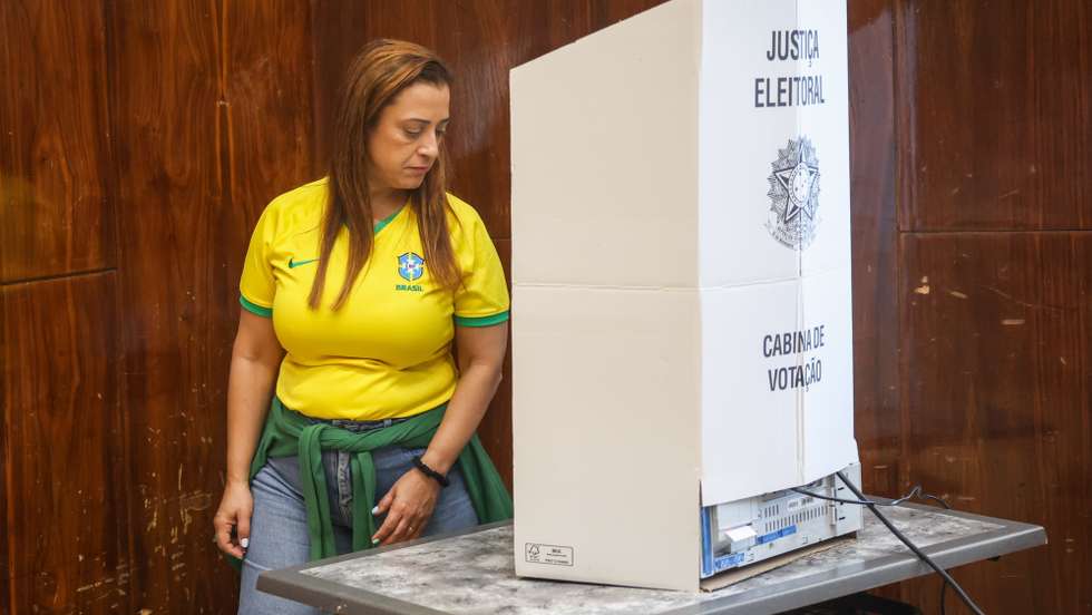 Uma cidadã brasileira exerce o seu direito de voto para eleger os novos representantes políticos para os cargos de Presidente, governador, senador, deputado federal e deputado estadual ou distrital, na Cidade Universitária, em Lisboa, 04 de outubro de 2026. ANTONIO PEDRO SANTOS/LUSA
