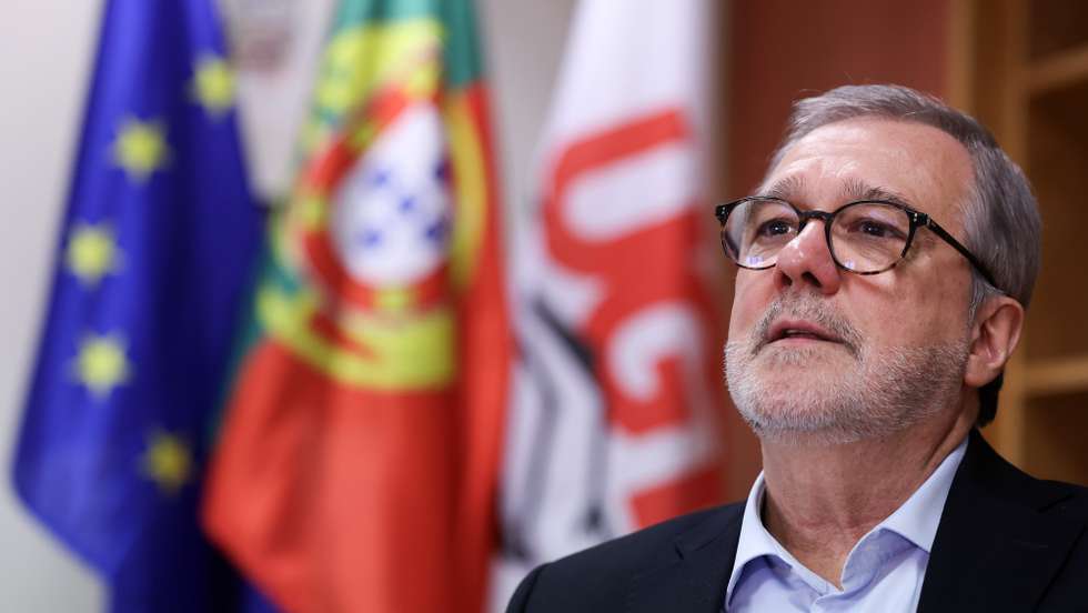 O secretário-geral da UGT, Mário Mourão, posa para a foto durante uma entrevista à Agência Lusa, no âmbito da próxima greve geral de 11 de dezembro em Lisboa, 4 de dezembro de 2025. (ACOMPANHA TEXTO LUSA DE 07-12-2025) ANTÓNIO COTRIM/LUSA
