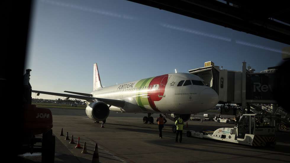 Avião da TAP na pista do Aeroporto Humberto Delgado, em Lisboa, 07 de janeiro de 2026. CARLOS M. ALMEIDA/LUSA