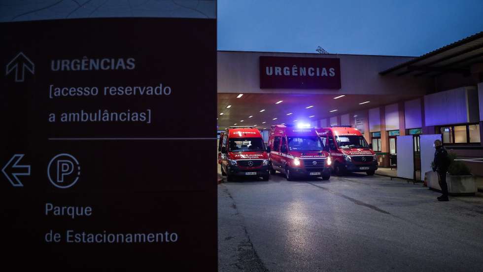 epa08969334 Paramedics transport COVID-19 patients from Amadora Sintra Hospital to Luz Hospital in Lisbon, in Amadora, Portugal, 27 January 2021, due to the rising of hospitalizations. The Amadora-Sintra Hospital moved a team of doctors, nurses and auxiliaries to accompany the 19 patients who are being transferred to the infirmary that will open at Hospital da Luz in Lisbon.  EPA/MARIO CRUZ