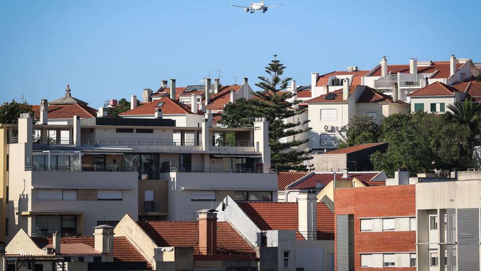 Um avião passa junto a uma área residencial, em Lisboa, 06 de agosto de 2024. Habitação. Imobiliário. Prédio. Aviação. ANTÓNIO PEDRO SANTOS/LUSA