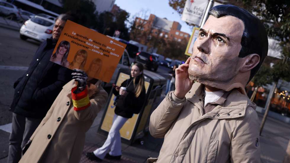 epa11783361 People gather to demonstrate in front of Plaza Castilla Court in Madrid, Spain, 18 December 2024, where Begona Gomez, wife of Spain's prime minister, is testifying under an investigation over allegations she had received 'favorable treatment' from the Complutense University of Madrid (UCM) for the creation of her Chair of Competitive Social Transformation.  EPA/Javier Lizon