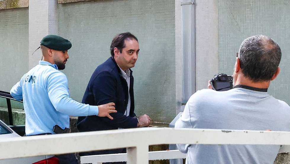 O único arguido do processo do crime de homicídio de Mónica Silva (a grávida da Murtosa), Fernando Valente, de 37 anos, natural da Murtosa, à chegada ao Tribunal de Aveiro para o início do julgamento em que está acusado de homicídio qualificado, profanação de cadáver e aborto agravado, Tribunal de Aveiro, 19 de maio de 2025. PAULO NOVAIS/LUSA