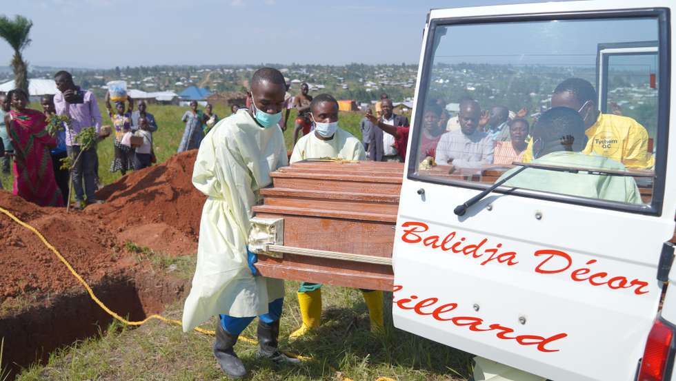 epa13207581 Health workers carry a coffin during the funeral ceremony for victims of the Ebola outbreak in Nyamurongo cemetery in Bunia, Ituri, Democratic Republic of Congo, 02 September 2026. The Ebola epidemic, caused by the Bundibugyo strain of the virus, has claimed 3,007 deaths and infected 6,186 people, according to the Congolese National Institute of Public Health (INSP).  EPA/STRINGER