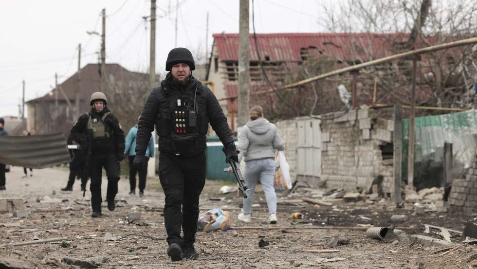 epa12598701 A policeman inspects the damage at the site of a Russian hit near a school in Zaporizhzhia, Ukraine, 17 December 2025, amid the ongoing Russian invasion. Russia struck the city three times with glide bombs, damaging a school, residential buildings, and an infrastructure object. At least 29 people were injured, including one child, according to the Zaporizhzhia Regional State Administration. Russian troops entered Ukrainian territory on 24 February 2022, starting a conflict that has provoked destruction and a humanitarian crisis.  EPA/OLEG MOVCHANIUK