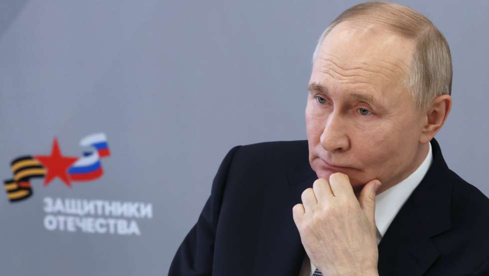 epa11944779 Russian President Vladimir Putin meets with staff members and wards of the Defenders of the Fatherland Foundation during a visit to the single support center for participants in Russia's special military operation in Ukraine and their families, the Moscow branch of the organization, in Moscow, Russia, 06 March 2025.  EPA/MIKHAIL METZEL/SPUTNIK/KREMLIN POOL MANDATORY CREDIT