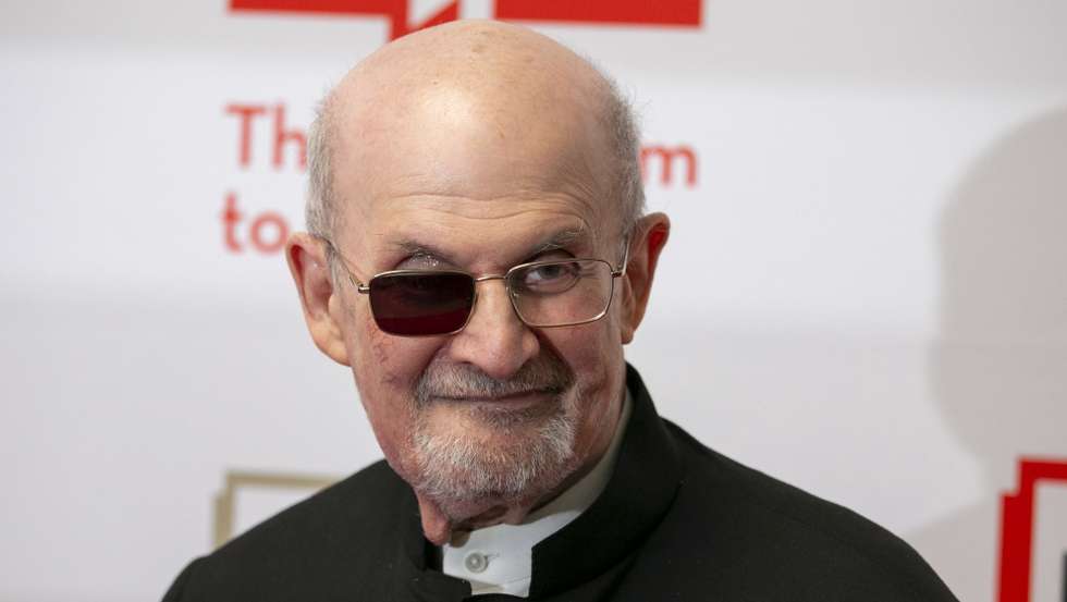 epa10637907 British-American novelist Salman Rushdie  poses on the PEN America 2023 Spring Literary Gala red carpet at the American Museum of Natural History in New York, New York, USA, 18 May 2023.  EPA/SARAH YENESEL
