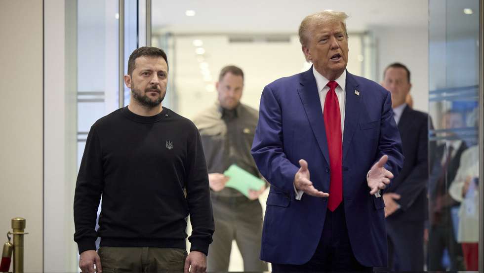 epa11629048 A handout picture made available by the Ukraine Presidential Press Service shows Ukrainian President Volodymyr Zelensky (L) and Republican presidential candidate Donald J. Trump (R), during their meeting in the Trump Tower in New York, New York, USA, 27 September 2024. Ukrainian President Volodymyr Zelensky arrived in the USA on 22 September 2024 to meet with top officials and present his plan to stop the war with Russia.  EPA/UKRAINE PRESIDENTIAL PRESS SERVICE / HANDOUT  HANDOUT EDITORIAL USE ONLY/NO SALES