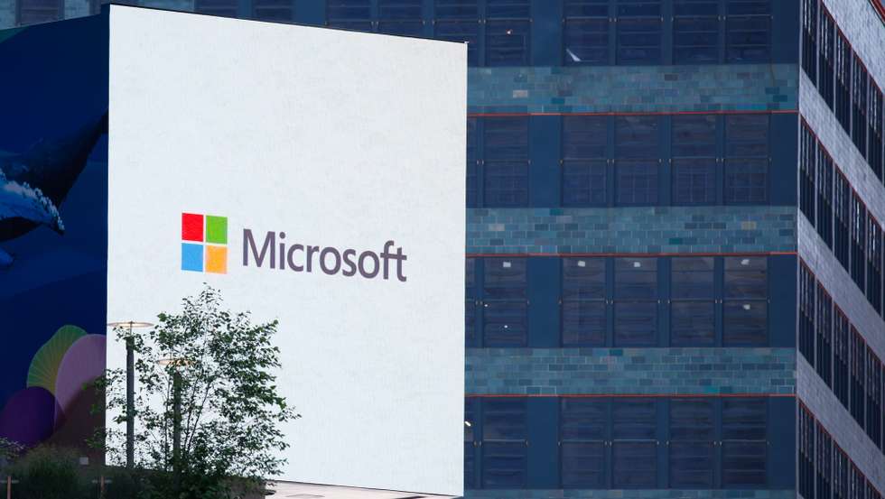 epaselect epa11488344 A Screen display the Microsoft Logo in Times Square New York, New York, USA, 19 July 2024. Companies and institutions around the world have been affected on 19 July by a major computer outage in systems running Microsoft Windows linked to a faulty CrowdStrike cyber-security software update. According to CrowdStrike’s CEO, the issue has been identified, isolated and a fix has been deployed  EPA/KENA BETANCUR