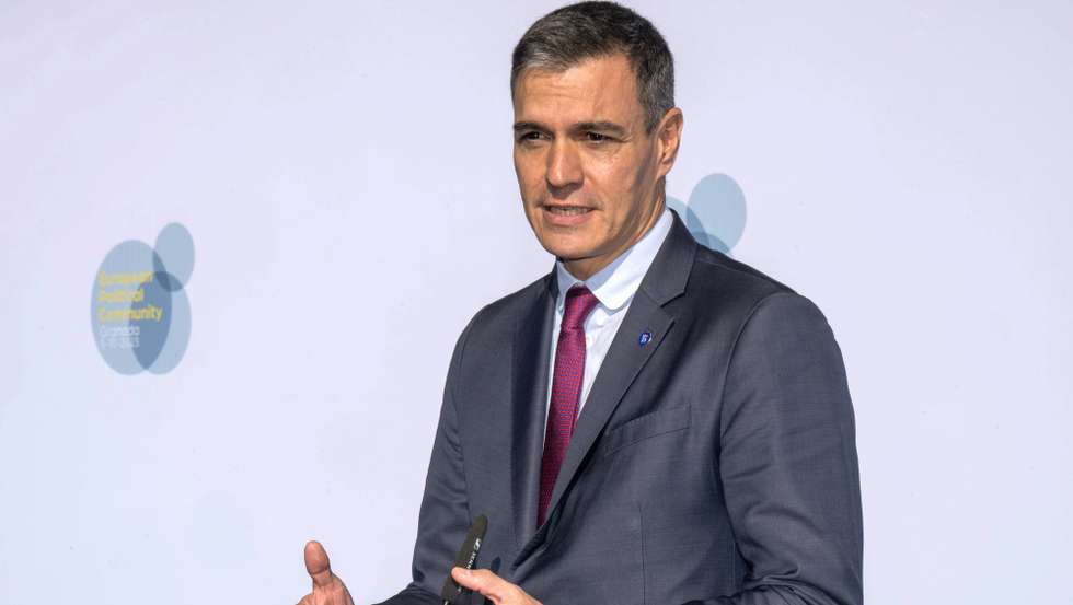 epa10901152 Spain's acting Prime Minister Pedro Sanchez talks to the media as he arrives to attend the third meeting of the European Political Community in Granada, Spain, 05 October 2023.  EPA/MIGUEL ANGEL MOLINA
