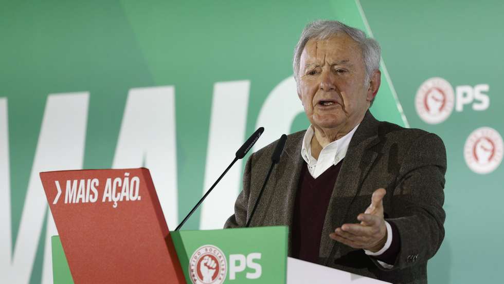 O presidente da Câmara Municipal de Sintra, Basílio Horta, intervém durante um comício em Viseu, 24 de fevereiro de 2024. ANTÓNIO PEDRO SANTOS/LUSA