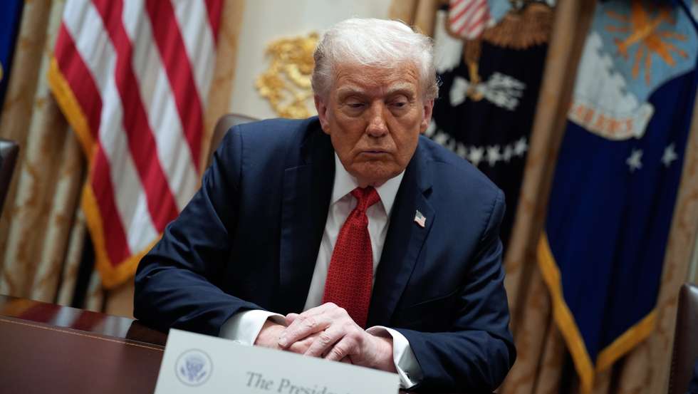 epa12468175 US President Donald Trump during a meeting with Australian Prime Minister Anthony Albanese in the Cabinet Room at the White House in Washington, DC, USA, 20 October 2025.  EPA/YURI GRIPAS / POOL