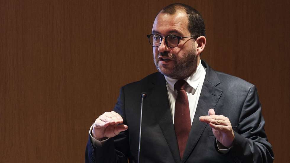 O Ministro da Educação, João Costa, na apresentação do relatório PISA 2022 em Lisboa 5 de dezembro de 2023. O PISA Programme for International Student Assessment, testa os conhecimentos e competências dos alunos de 15 anos a matemática, leitura e ciências. TIAGO PETINGA/LUSA