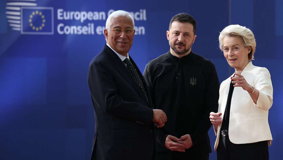 epa11943928 (L-R) EU Council President Antonio Costa, Ukraine's President Volodymyr Zelensky and European Commission President Ursula von der Leyen arrive for an European Council meeting in Brussels, Belgium, 06 March 2025. The EU leaders are convening for a special summit to discuss ongoing support for Ukraine and enhance European defence.  EPA/CHRISTOPHE PETIT TESSON