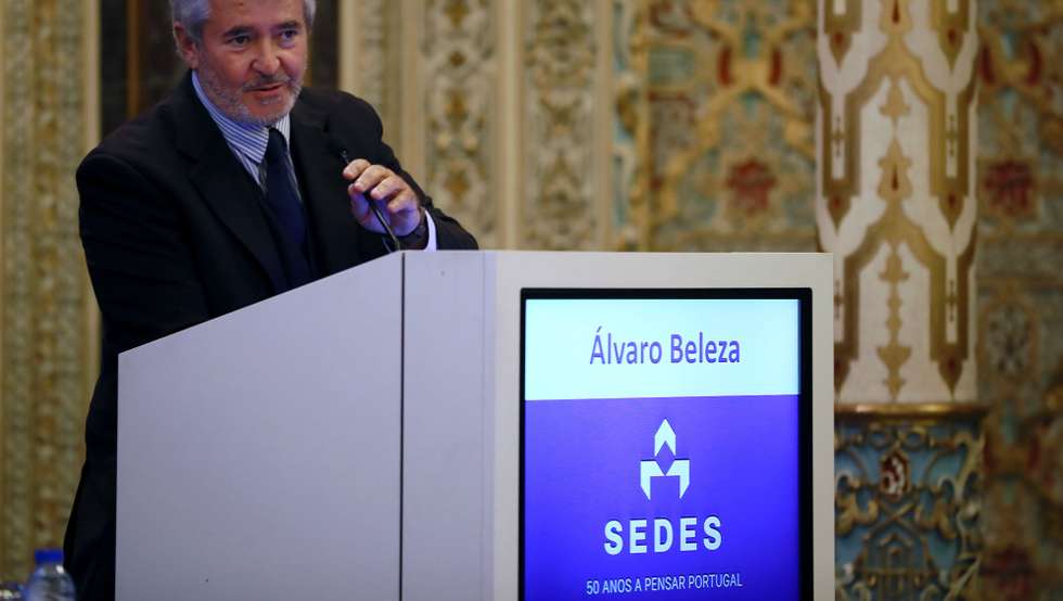 O presidente do conselho coordenador da SEDES, Álvaro Beleza discursa durante a sessão de encerramento do V Congresso da SEDES, no Palácio da Bolsa, no Porto, 05 de Novembro de 2021. ESTELA SILVA/LUSA