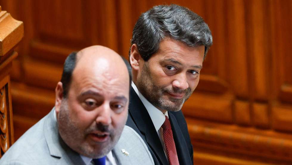 O presidente do Chega (CH), André Ventura (D), ladeado pelo líder parlamentar do partido, Pedro Pinto (E), reage durante a sessão plenária num debate de urgência sobre "a situação provocada pelas declarações do Senhor Presidente da República em relação à reparação histórica das ex-províncias ultramarinas", na Assembleia da República, em Lisboa, 15 de maio de 2024. ANTÓNIO PEDRO SANTOS/LUSA