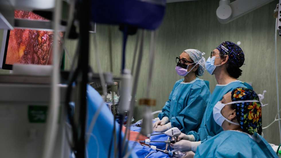 O cirurgião Jaime Vilaça (C) e a sua equipa operam uma paciente para remoção de um tumor maligno da tiroide, a tiroidectomia endoscópica transaxilar, uma técnica cirúrgica endoscópica, vídeo-assistida, de abordagem remota do pescoço que não deixa cicatriz visível, no Hospital de Santo André, em Leiria, 15 de maio de 2023. Esta técnica é praticada pelo o cirurgião Jaime Vilaça, desde 2014 em Portugal, mas o Hospital de Santo André em Leiria é a primeira entidade pública a fazer a cirurgia transaxilar à tiroide. (ACOMPANHA TEXTO DA LUSA DO DIA 25 DE MAIO DE 2023). PAULO CUNHA/LUSA