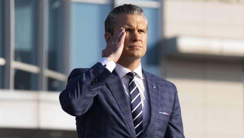 epa12501582 US Defense Secretary Pete Hegseth salutes as he inspects a guard of honor during a welcoming ceremony prior to the 57rd Security Consultative Meeting (SCM) at the defense ministry in Seoul, South Korea, 04 November 2025.  EPA/JEON HEON-KYUN / POOL
