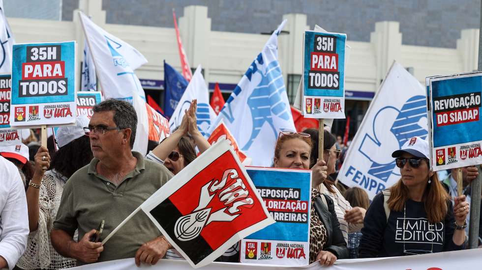 Trabalhadores da Administração Pública manifestam-se pelo aumento dos salários em pelo menos 15%, com um mínimo de 150€ por trabalhador, contra o aumento do custo de vida, pelo reforço dos direitos, por melhores condições de vida e laborais na Administração Pública, pela urgente valorização do trabalho e dos trabalhadores e pelo reforço das funções sociais do Estado, a greve abrange trabalhadores das mais variadas áreas, como saúde, educação e serviços centrais, nomeadamente tribunais, segurança social e repartições de finanças, durante a greve de 42 horas convocada pela Frente Comum de Sindicatos da Administração Pública, frente ao Ministério das Finanças, em Lisboa, 17 de maio de 2024. MANUEL DE ALMEIDA/LUSA
