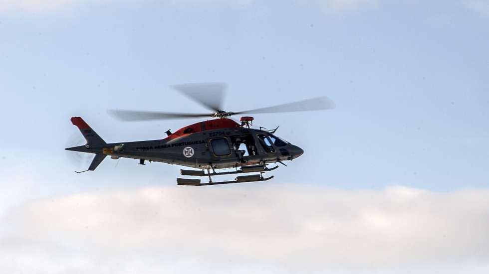 Um helicóptero da Força Aérea de Portugal durante as buscas por uma jovem que continua desaparecida após oito jovens, todos militares do Exército em formação na Escola dos Serviço da Póvoa de Varzim, terem sido arrastados hoje por uma onda na Praia da Lagoa, em Póvoa do Varzim, 25 de novembro de 2022. RUI FARINHA/LUSA
