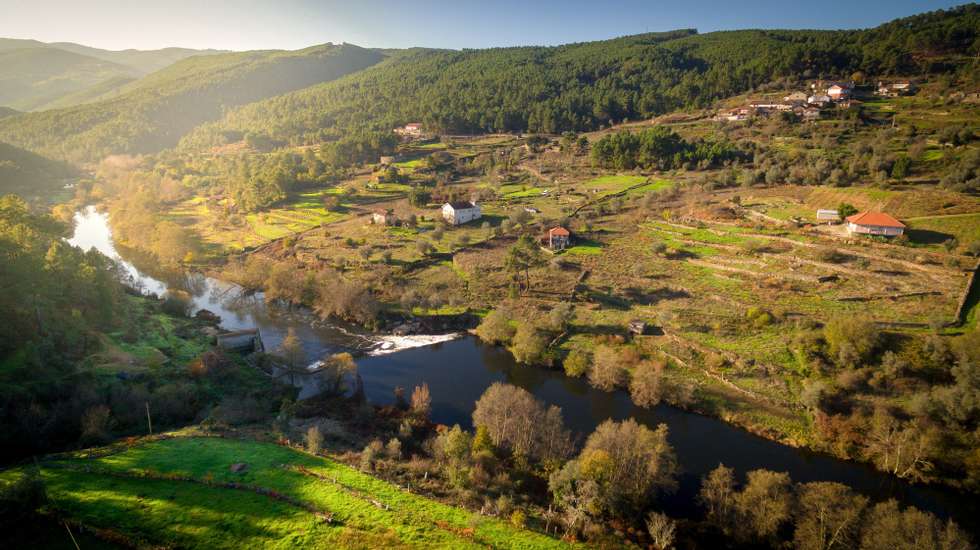 Vista aérea do local proposto para a construção de uma ponte, a 500 metros a montante do atual pontão, com 170 metros de extensão e uma altura de cerca de 45 a 50 metros acima da atual cota do rio, como alternativa para a travessia do rio Tâmega entre Sobradelo (Boticas) e Capeludos (Vila Pouca de Aguiar), no distrito de Vila Real, depois da construção da barragem do Alto Tâmega, em Vila Pouca de Aguiar, 17 de novembro de 2020. A Iberdrola vai construir uma ponte entre duas aldeias de Vila Pouca de Aguiar e Boticas, para repor uma travessia do rio que as populações temiam perder por causa da barragem do Alto Tâmega. (ACOMPANHA TEXTO DA LUSA DO DIA 18 DE NOVEMBRO DE 2020). PEDRO SARMENTO COSTA/LUSA