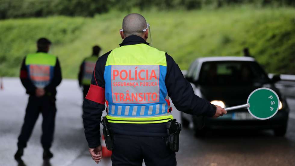Agentes da PSP fazem uma operação Stop na VCI no Porto para fiscalizar a mobilidade entre concelhos limítrofes para o cumprimento do dever geral de isolamento devido à pandemia Covid-19, 01 maio 2020. ESTELA SILVA/LUSA