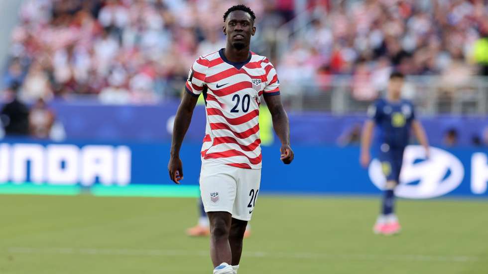 epa13079256 Folarin Balogun of USA leaves the pitch after receiving a red card during the FIFA World Cup 2026 Round of 32 match USA against Bosnia and Herzegovina, in San Francisco, Califronia, USA, 01 July 2026.  EPA/BENJAMIN FANJOY