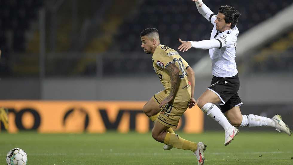 O jogador do Vitória de Guimarães, Matheus Mascarenhas (D), disputa a bola com o jogador Miguel Reisinho, do Boavista, durante o jogo da jornada 21 da Primeira Liga de Futebol, disputado no estádio D. Afonso Henriques, em Guimarães, 26 de fevereiro de 2021. FERNANDO VELUDO/LUSA