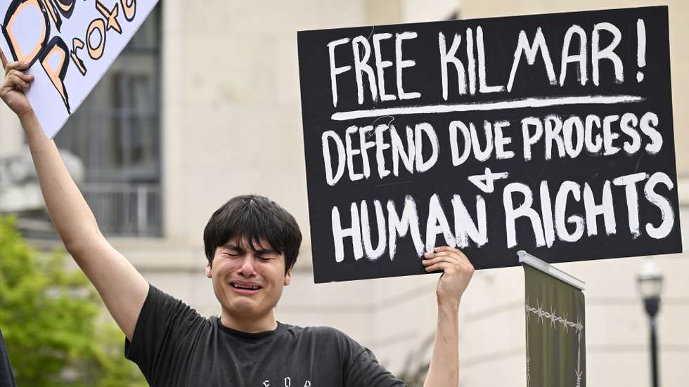 epaselect epa12173506 Tiki Osorio attends a protest before an arraignment and detention hearing for Kilmar Abrego Garcia at the US District Court for the Middle District of Tennessee in Nashville, Tennessee, USA, 13 June 2025. Kilmar Abrego Garcia, who was mistakenly deported to El Salvador, has been indicted by a federal grand jury for human smuggling.  EPA/JOHN AMIS
