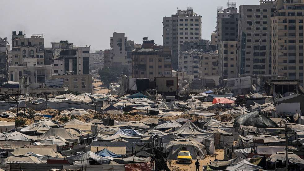 epa12268879 A view of tents of internally displaced Palestinians, who fled from the east of Gaza City and the northern Gaza Strip, in the west of Gaza City, 28 July 2025. More than 130 Palestinians, the majority of whom children, have died of malnutrition in the Gaza Strip, the Palestinian Ministry of Health said on 27 July.  EPA/MOHAMMED SABER