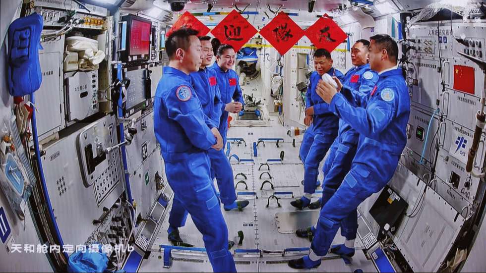 epa12053239 An image captured at the Beijing Aerospace Control Center shows the crews of China's Shenzhou-19 and Shenzhou-20 manned missions communicating with each other on the Tiangong Space Station, 25 April 2025. The three astronauts aboard Shenzhou-20 entered the Chinese space station early 25 April and were welcomed by the Shenzhou-19 crew, marking the sixth in-orbit crew handover in China's spaceflight history, according to the China Manned Space Agency (CMSA). The Shenzhou-19 crew is expected to return to the Dongfeng landing site in Inner Mongolia on 29 April.  EPA/XINHUA / Jin Liwang CHINA OUT / UK AND IRELAND OUT  /       MANDATORY CREDIT EDITORIAL USE ONLY