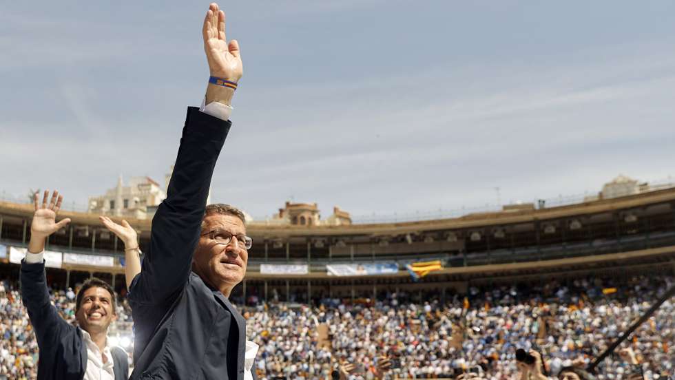 epa10643249 President of the People's Party (PP) Alberto Nunez Feijoo (R) attends a political rally at the bullring in Valencia, Spain, 21 May 2023, with PP's candidate to regional Presidency Carlos Mazon (L). Spain is holding local and regional elections throughout the country next 28 May 2023.  EPA/KAI FORSTERLING