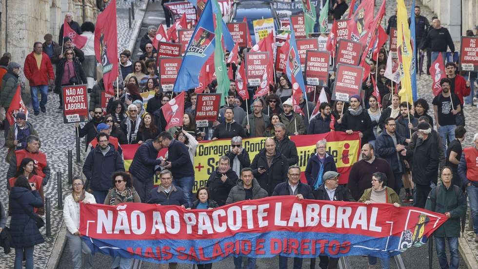 O secretário-geral da CGTP-IN, Tiago Oliveira (C-E), participa na manifestação de protestam contra o pacote laboral numa ação convocada pela CGTP-IN, entre o Largo Camões e a Assembleia da República, em Lisboa, 13 de janeiro de 2026. ANTÓNIO PEDRO SANTOS/LUSA