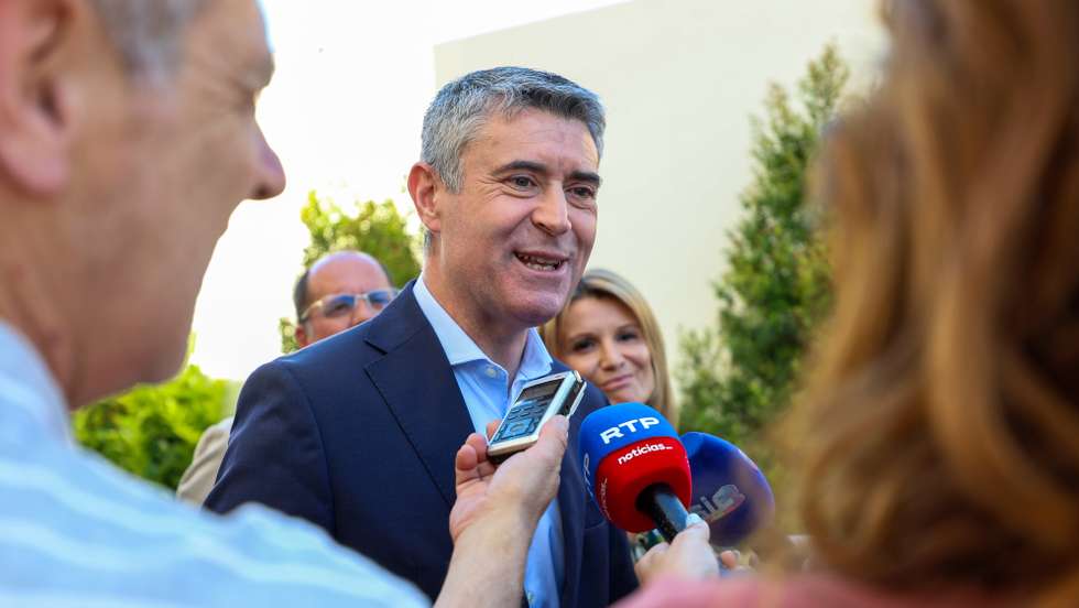 O secretário-geral do Partido Socialista (PS), José Luis Carneiro, fala à comunicação social junto da sede da Administração dos Portos de Setúbal e Sesimbra antes de uma visita institucional ao Porto de Setúbal, no âmbito da “Rota pela Economia do Mar”, Setúbal, 21 de Junho de 2026. RUI MINDERICO/LUSA