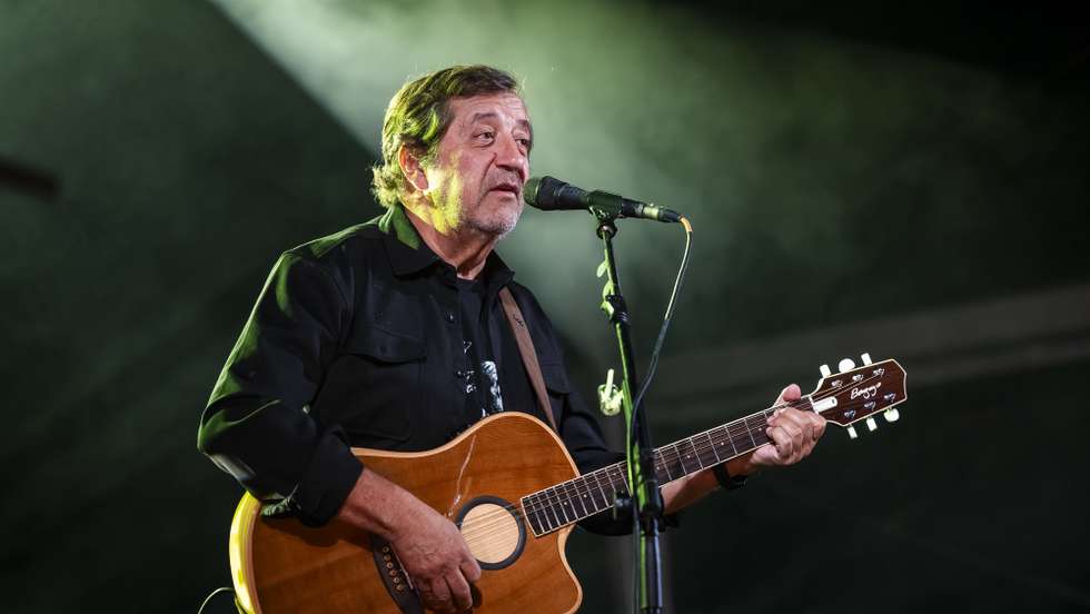 O cantor Rui Veloso, atua no primeiro dia da Festa do Livro em Belém, que decorre até 28 de setembro, nos jardins do Palácio de Belém, em Lisboa, 25 de setembro de 2025. JOSÉ SENA GOULÃO/LUSA