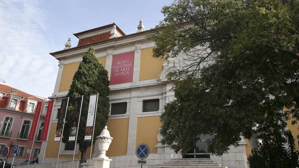 A entrada pelo jardim será também encerrada, mantendo-se em funcionamento o acesso pela Rua das Janelas Verdes