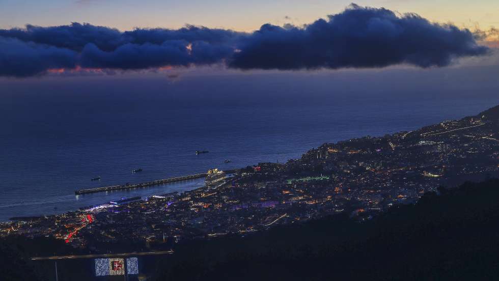 O espetáculo de fogo-de-artifício que assinala a passagem de ano na Madeira vai ocorrer às 00:00 de quinta-feira, depois de o Governo Regional ter ponderando antecipá-lo para as 20:00 de quarta-feira, devido ao mau tempo, indicou hoje o executivo. O IPMA colocou a costa sul e as regiões montanhosas da ilha da Madeira sob aviso laranja na quinta-feira, 01 de janeiro de 2026, com previsão de chuva por vezes forte, que poderá ser ocasionalmente sob a forma de granizo. Funchal, ilha da Madeira, 30 de dezembro de 2025. O tradicional espetáculo pirotécnico, um dos maiores cartazes da Madeira, decorre no Funchal e terá a duração de oito minutos, com fogo lançando a partir de 58 postos – 26 localizados no anfiteatro, 25 na avenida marginal e cinco em embarcações ao largo da baía –, num total de 22 toneladas de material pirotécnico e 97 mil disparos. HOMEM DE GOUVEIA/ LUSA