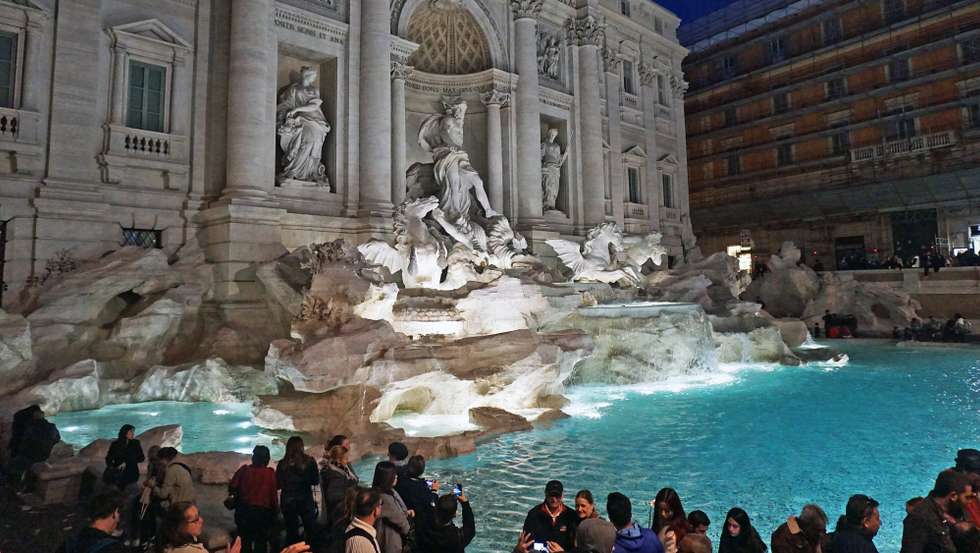 "Não sei como é possível que incidentes graves como estes aconteçam num local tão movimentado e bem vigiado como a Fontana di Trevi”, acrescentou Pattini
