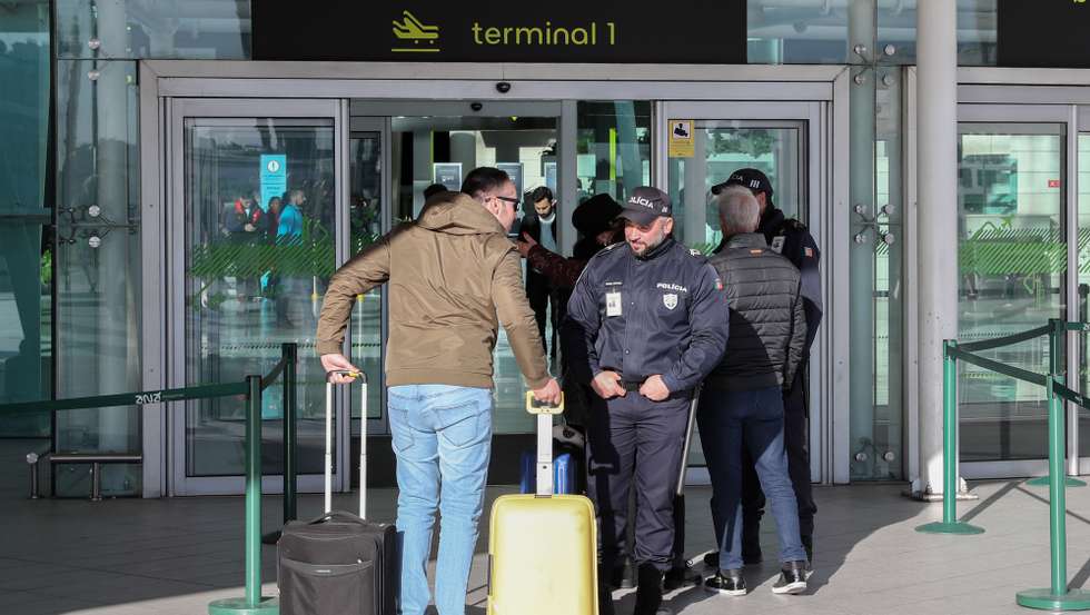 Polícias da PSP revistam passageiros à entrada do Aeroporto Humberto Delgado, Lisboa, 21 de janeiro de 2020. Elementos da PSP e da GNR realizam hoje protestos em simultâneo em Braga, Lisboa e Faro, numa ação convocada pelos sindicatos, enquanto o Movimento Zero (M0) inicia uma vigília nos aeroportos portugueses.  JOÃO RELVAS/LUSA