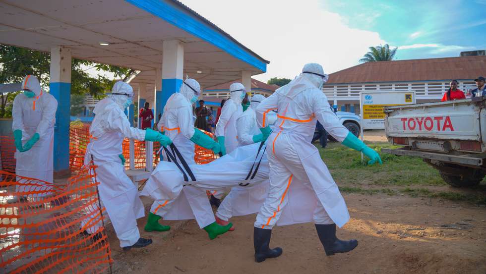 epa13014045 Medical staff wearing protective equipment handle the body of an Ebola victim in a body bag at Bunia General Hospital in Bunia, Ituri Province, Democratic Republic of the Congo, 03 June 2026. Three Ebola treatment centers are operating in Bunia with a total capacity of 80 beds, according to the World Health Organization (WHO).  EPA/DIEUDONNE DIROLE