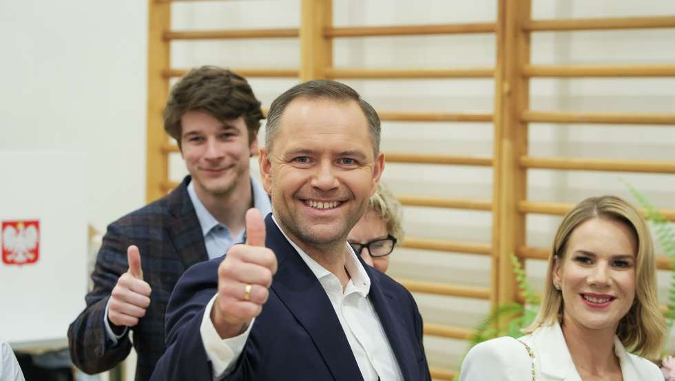 epa12149014 Civic Committee candidate and Law and Justice (PiS)-supported IPN President Karol Nawrocki (C) with his wife Marta (R) and son Daniel (L) during voting at a polling station in Warsaw, Poland, 01 June 2025. Voting in the second round of the presidential election is underway, with voting silence in effect until polls close. The election began at 7 a.m. and is scheduled to end at 9 p.m., as Poles elect their next president for a five-year term.  EPA/PAWEL SUPERNAK POLAND OUT