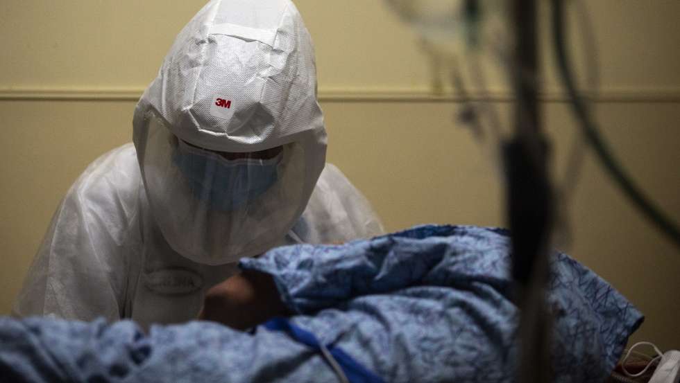 epa08957035 A nurse takes care of a patient considered as PUI (Patient Under Investigation) for COVID-19 in the Emergency Room of the Sharp Coronado Hospital, amid coronavirus pandemic in Coronado, west of San Diego, California, USA, 20 January 2021 (issued 22 January 2021).  EPA/ETIENNE LAURENT