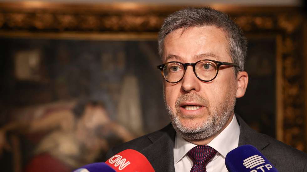 O presidente da Câmara Municipal de Lisboa, Carlos Moedas, fala aos jornalistas na apresentação da programação do centenário de Carlos Paredes, no Museu do Fado, em Lisboa, 20 de janeiro de 2025. MANUEL DE ALMEIDA/LUSA