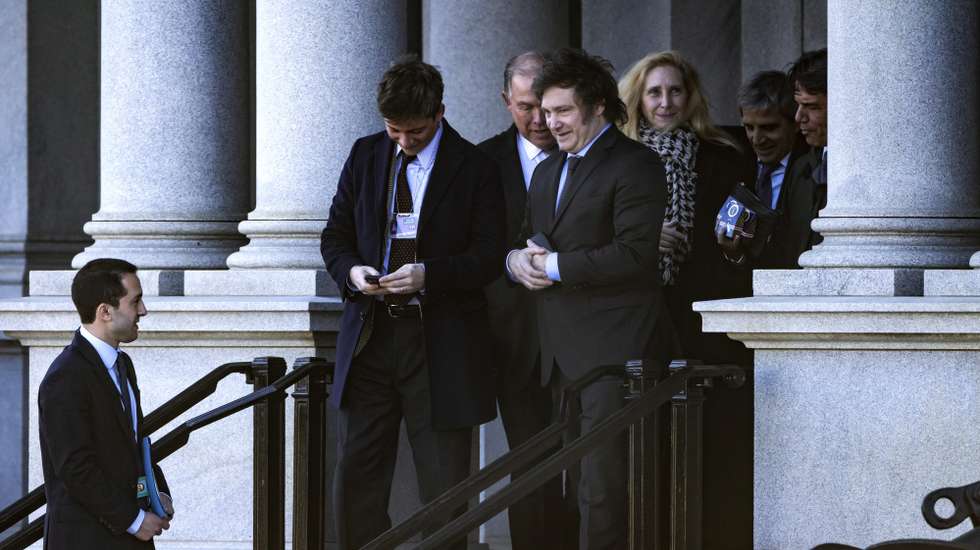 epa10999648 Argentina's president-elect Javier Milei (C) departs the White House complex following a meeting with US National Security Advisor Jake Sullivan in Washington, DC, USA, 28 November 2023. Argentina's far-right Milei is on a three-day visit to New York and DC to meet with officials from the White House, Treasury, and International Monetary Fund.  EPA/JIM LO SCALZO