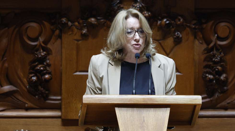 A ministra do Trabalho, Solidariedade e Segurança Social, Maria do Rosário Palma Ramalho, intervém durante o debate de atualidade, requerido pelo Bloco de Esquerda (BE), sobre "Muito km para pouco dinheiro: direitos para motoristas e estafetas das plataformas", na Assembleia da República, em Lisboa, 18 de abril de 2024. ANTÓNIO PEDRO SANTOS/LUSA